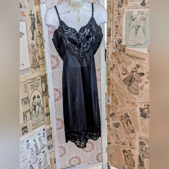 Sold In Cross Post Vintage Vanity Fair Black Slip Satin Never Worn 1970s - Picture 2 of 9